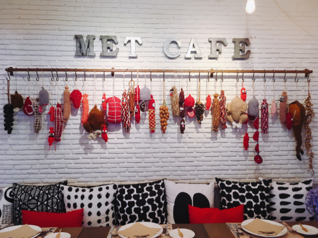 不思議な世界観のオシャレなアート空間が魅力 Met Cafe メットカフェ トンロー Bangkok Girls Note